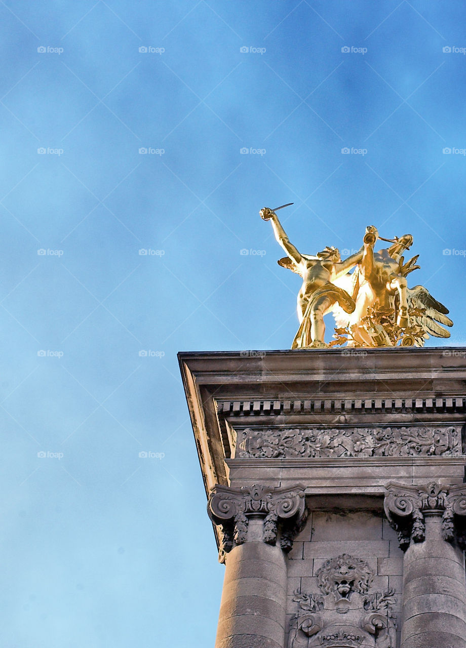 Pont Alexandre III, golden sculpture