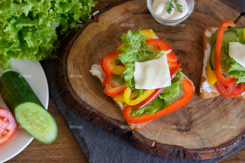 capsicum toppings and cheese slice on wheat bread