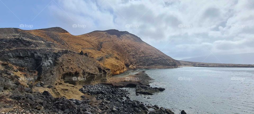 paisaje montañoso de rocas y mar