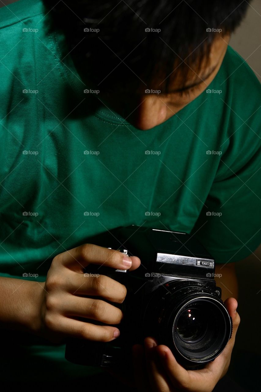Person holding a vintage medium format film camera