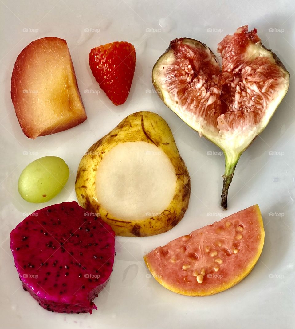 Time for fresh fruits to refresh the day: plum, strawberry, fig, grape, pitaya, pear and guava. / Hora das caprichadas frutas para refrescar a jornada: ameixa, morango, figo, uva, pitaya, pêra e goiaba.