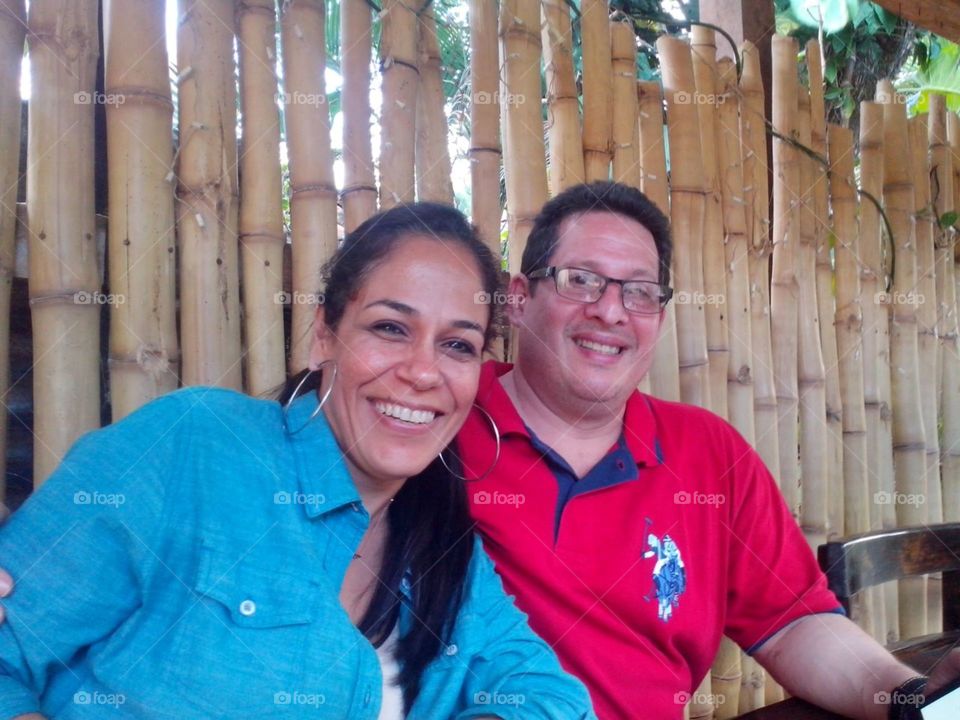 con un fondo de bambu