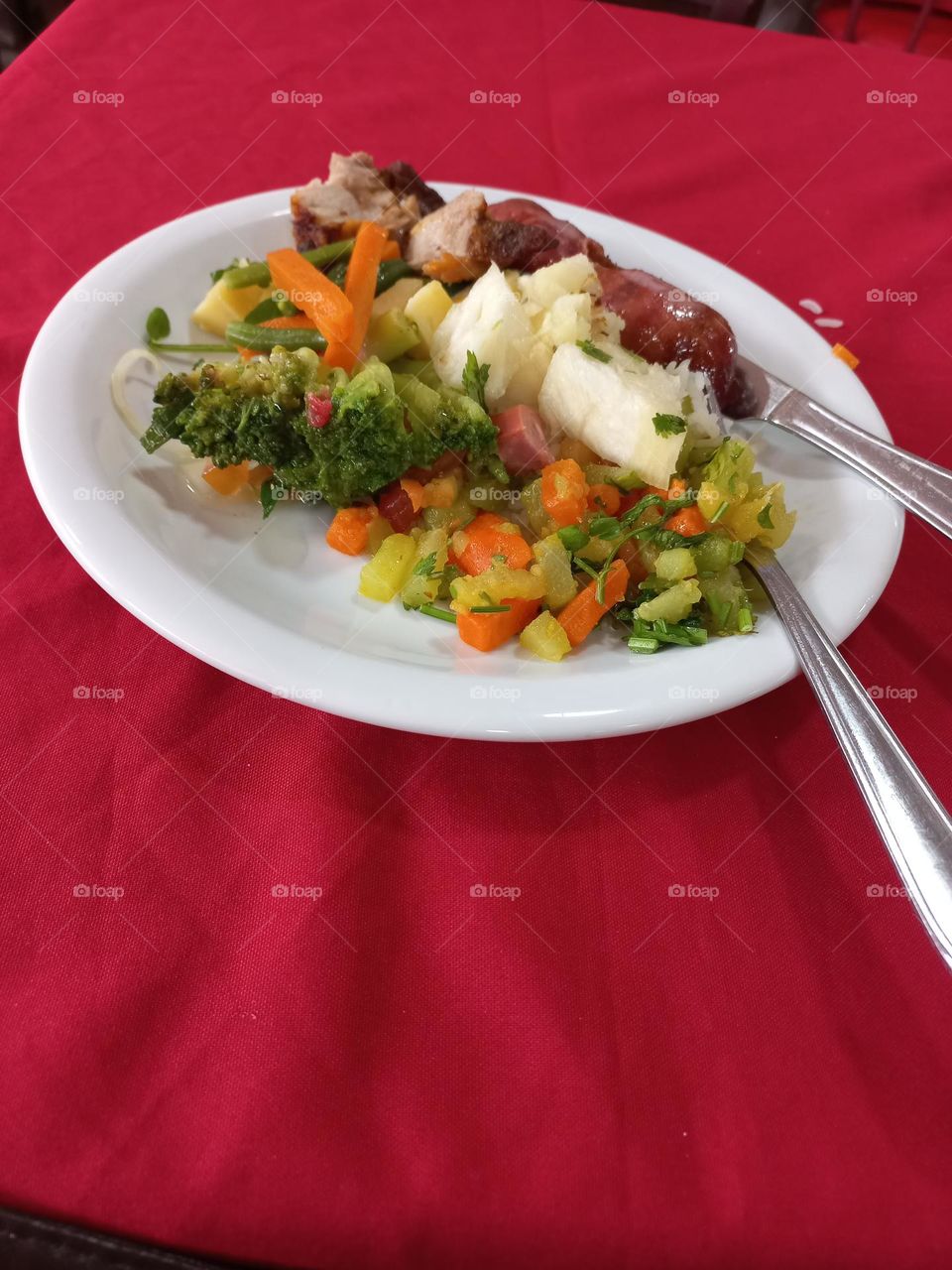 A variedade de cores nos deixa naturalmente mais atraídos por uma refeição, além de ajudar a abrir o apetite. Os pratos coloridos conseguem também transmitir uma sensação maior de frescor e de qualidade, nos deixando mais dispostos para prova-los!