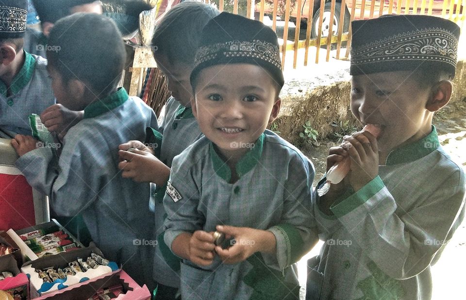 children are snacking