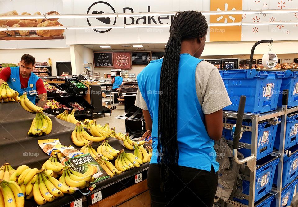 Bananas Boy,Le pedí tomar una foto para un contest le dije y accedió, acomodando las bananas