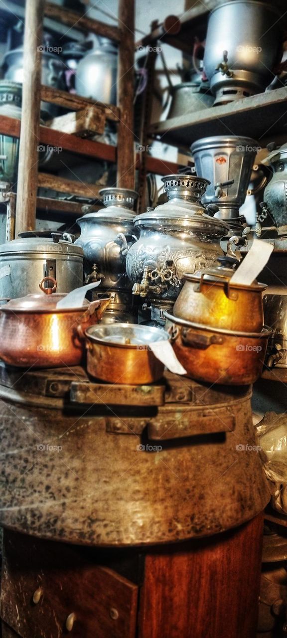 In the copper shop,seeing these old copper dishes,I heard their memories .Who used to cook for their loved ones with their loving hands?Who used to eat from those delicious hand-cooked dishes? Strength of love was the reason past people s'nice lives.
