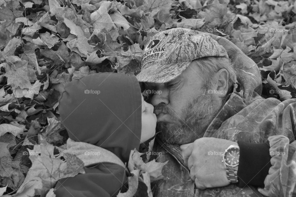 Kisses in the leaves 