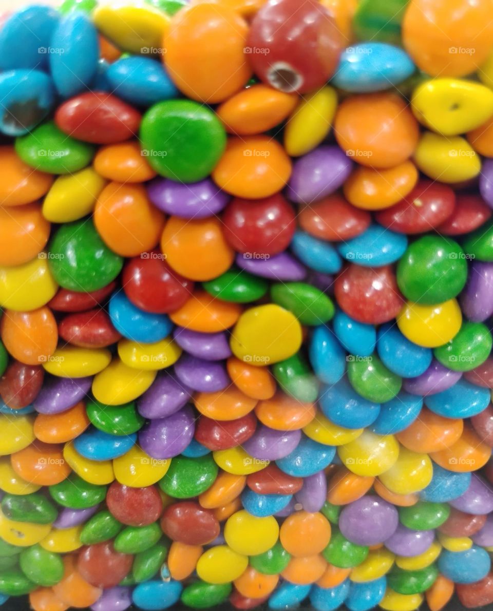 Balas disquete coloridas são pastilhas de chocolate confeitadas, coloridas artificialmente. Cobertura crocante, que dão um toque divertido e saboroso ao chocolate