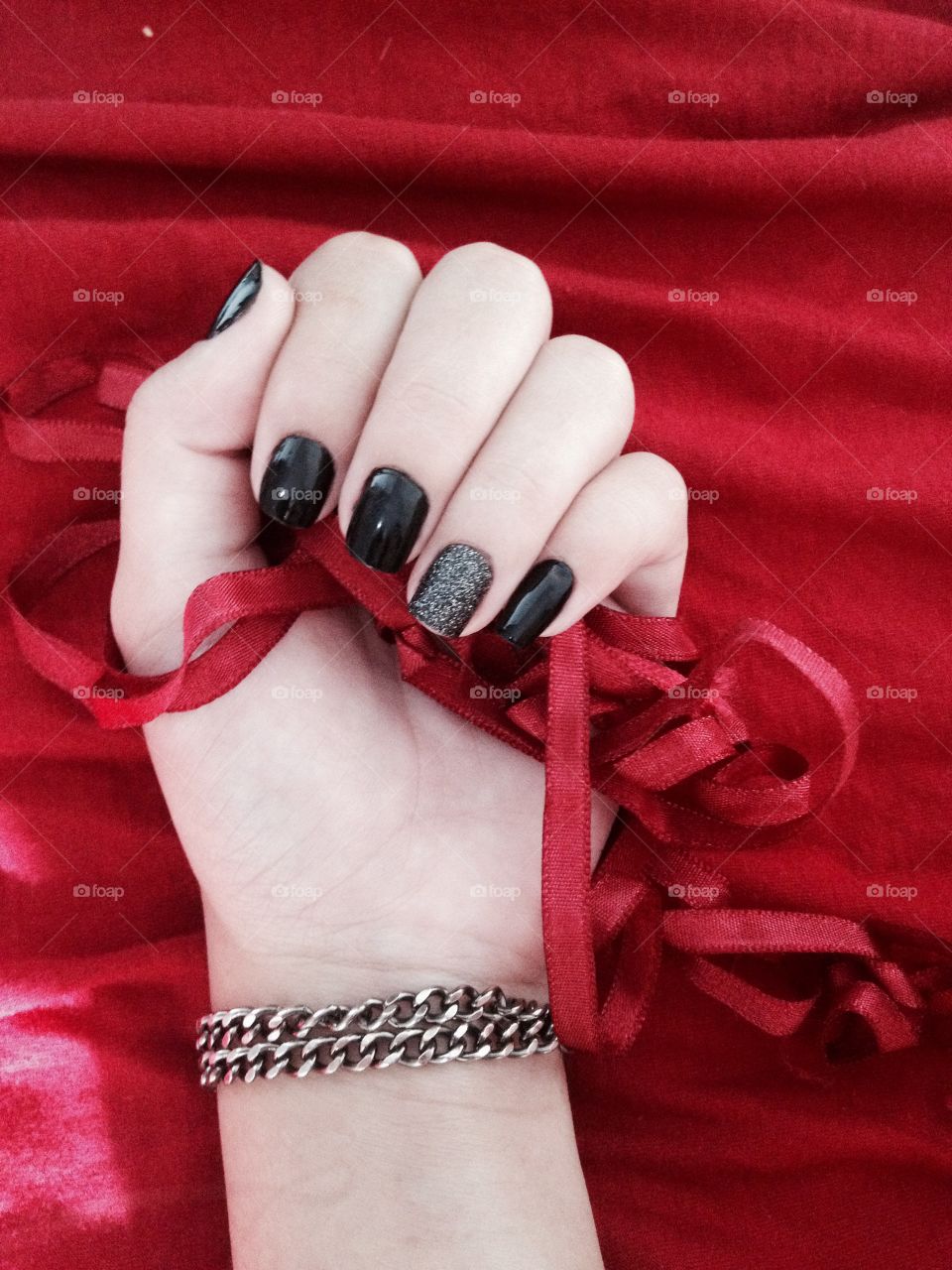 Unhas pintadas de preto com filha única diferenciada destacado no vermelho ❤️