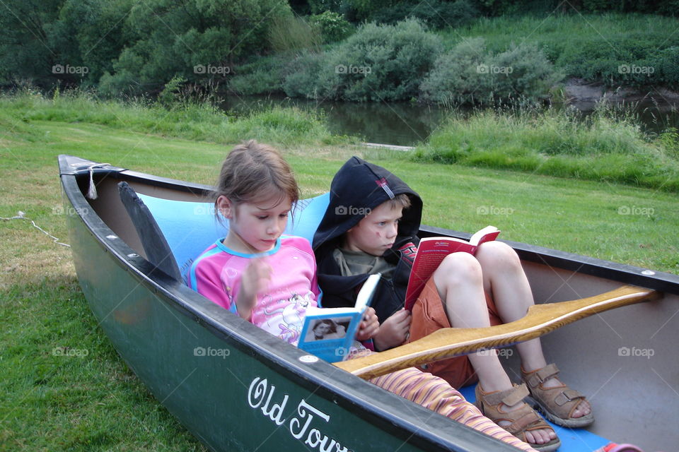 Kinder im Kanu, Lesen im Urlaub, Lesen, Action Urlaub mit Kindern, Kanu, Canoe, Kids with canoe, holiday