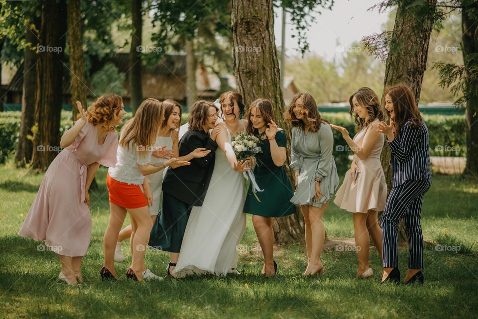 the happy moment of the bride and the bride's friends when they first saw the wedding ring