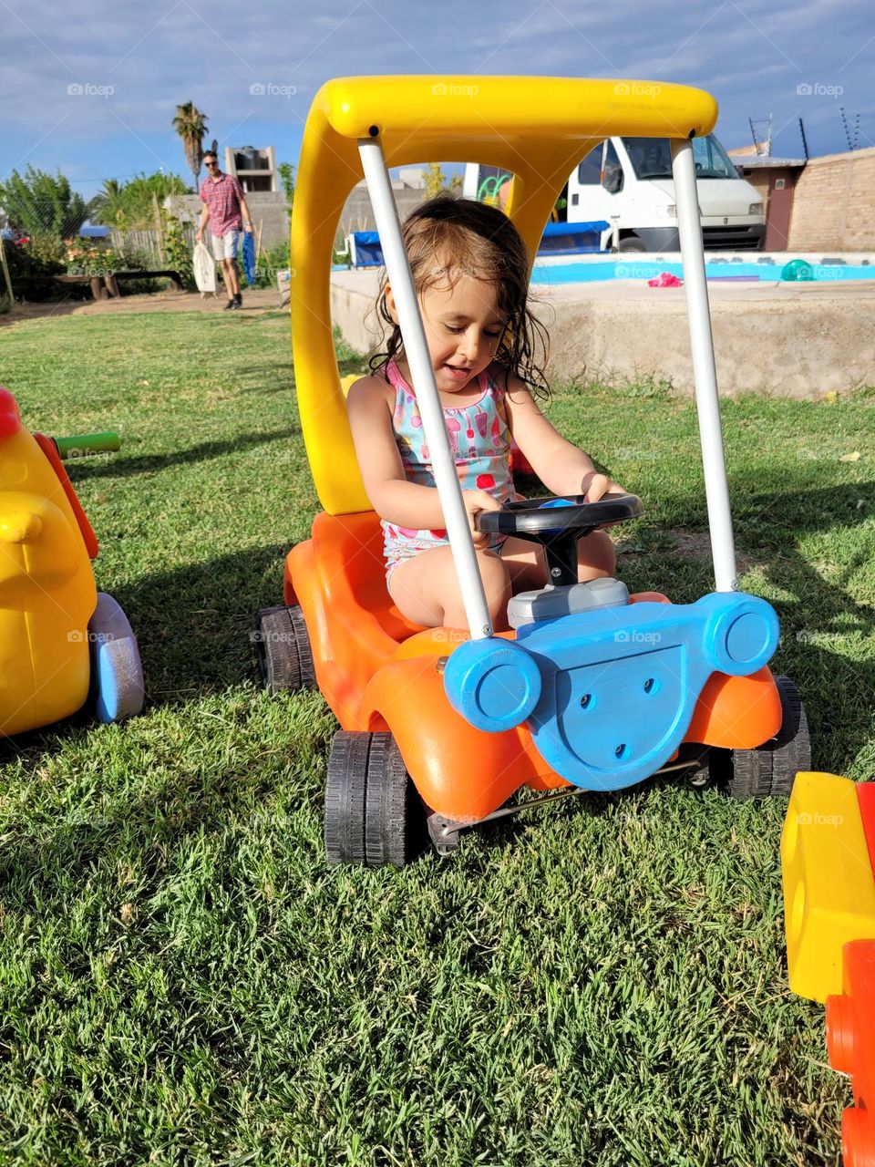 niña jugando