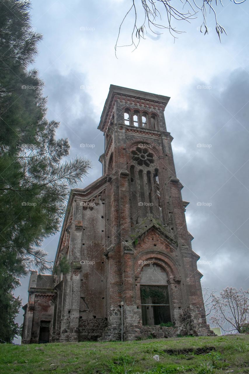 Iglesia Abandonada, obra sin terminar, ideada por Francisco Piria. Ubicada en Piriapolis, Maldonado  Uruguay. fotografiada en el 2021.