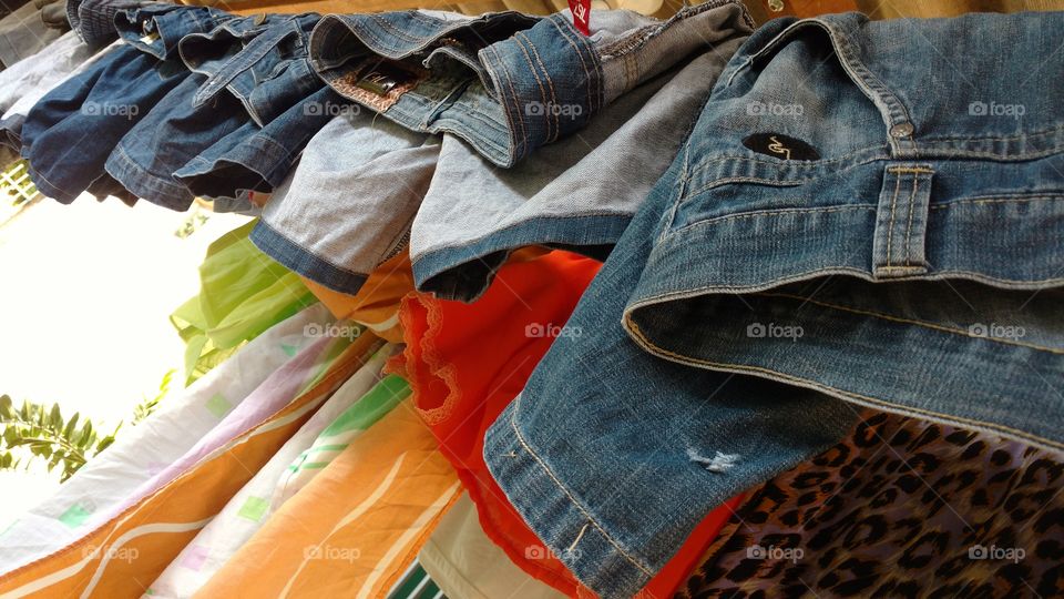 Bermudas jeans no varal.