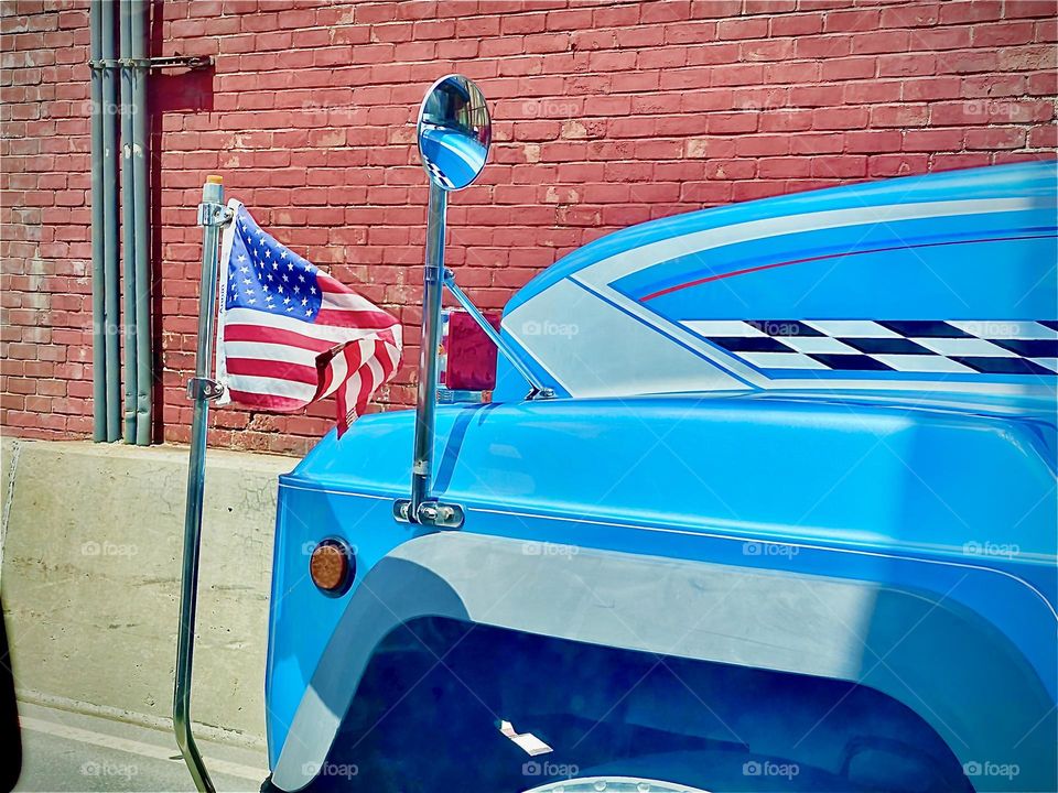 When I’m riding through „New York City“ I look for interesting details such as this waving „American“ flag attached to an iconic car w checkerboards, a rear view mirror on a pole … 2022. Hypnotic Productions