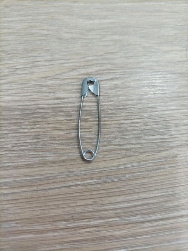 clipe de papel em cima de uma mesa
