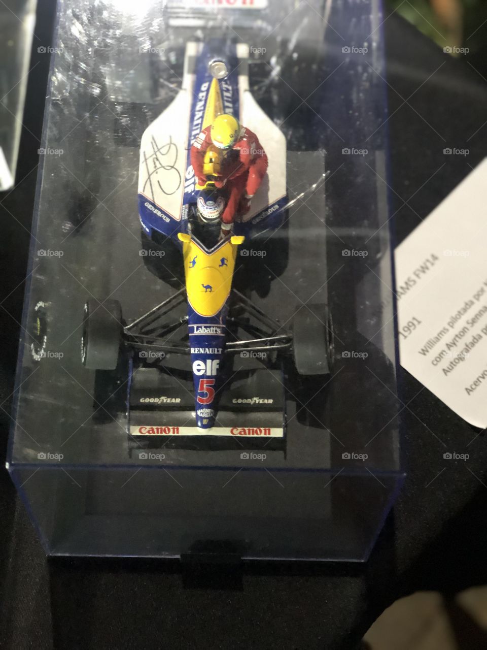 Miniatura do carro de fórmula 1 dirigido por Senna.