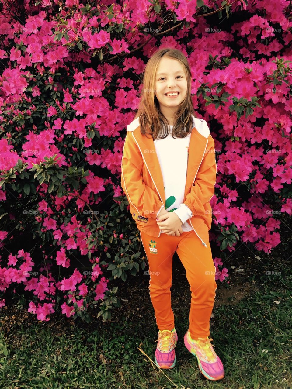 🇺🇸 Spring is the season for flowers! Here, my daughter Maria Estela next to the beautiful azaleas!  🇧🇷 A primavera é a estação das flores! Aqui, minha filha Maria Estela junto às lindas azaleias!