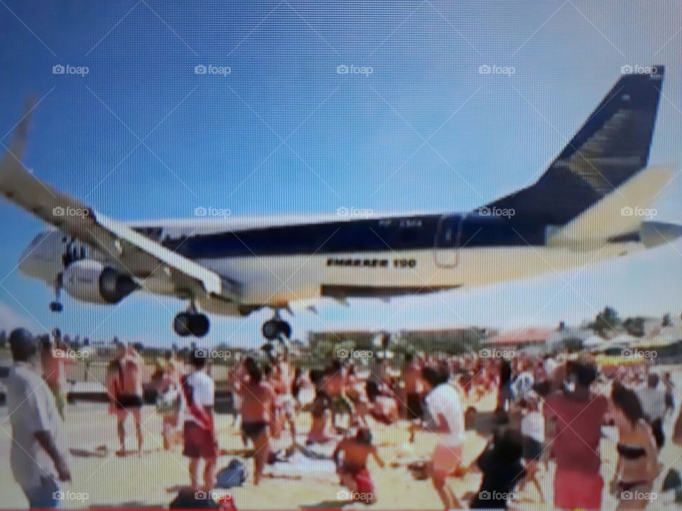 a beautiful landing of this great plane next to bathers on the beach exciting landing