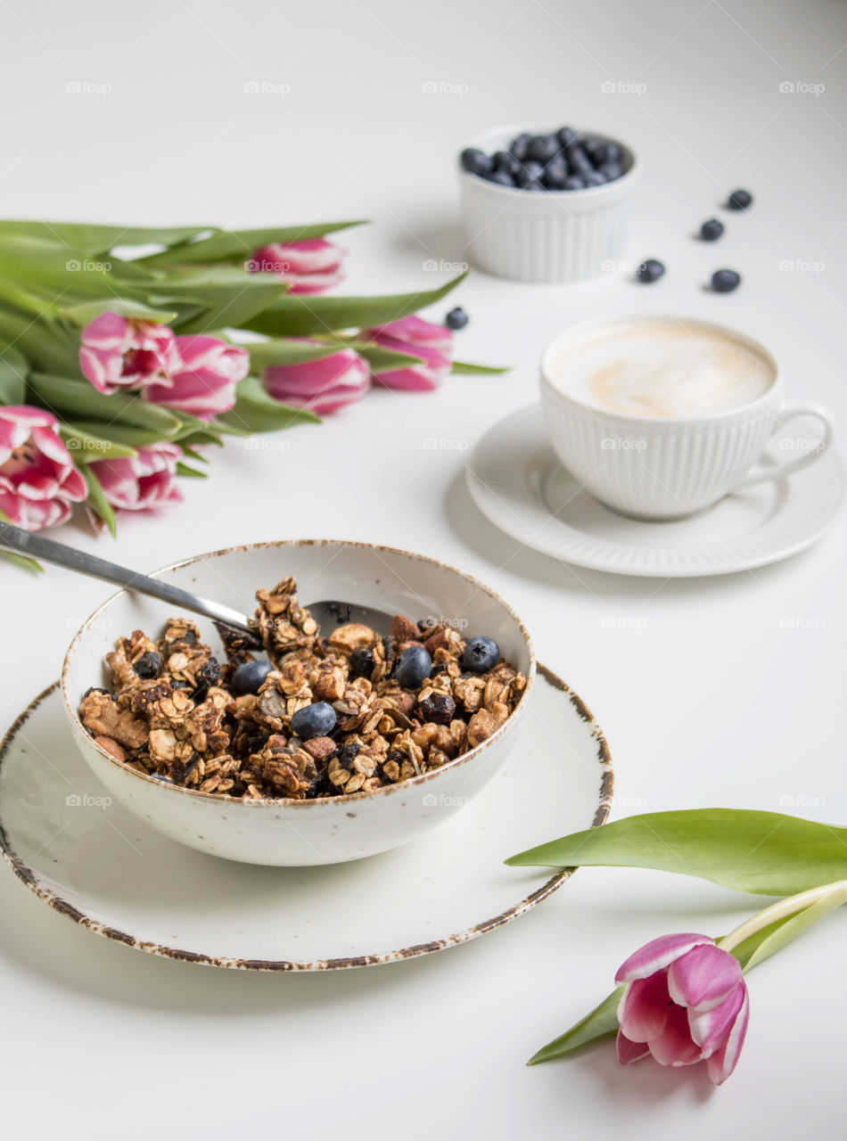 granola and coffee breakfast