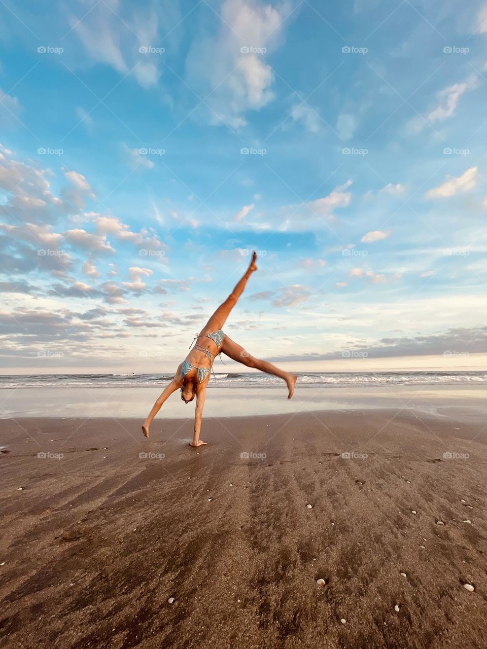 [Azul cielo y nubes blancas; celeste mar] Gimnasia de verano entre el cielo y el mar argentino. 