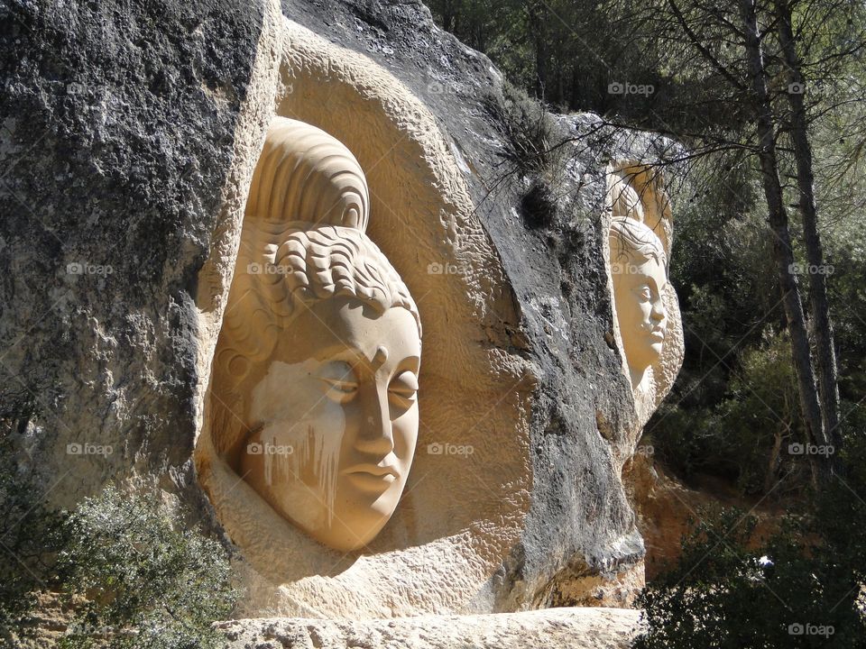Ruta de las caras de Buendía, cara de Maitreya, tallada en la piedra