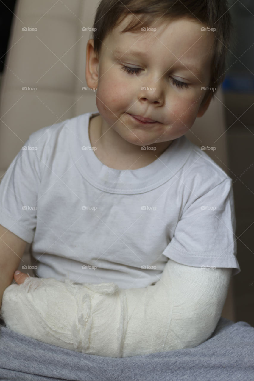 Boy with a broken arm