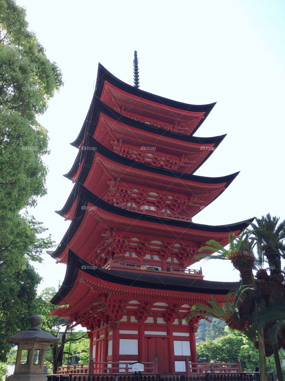 The Five-storied Pagoda was originally constructed in 1407, and it was restored in 1533. The main deity enshrined here is the Buddha of Medicine, accompanied by the Buddhist saints Fugen and Monju.