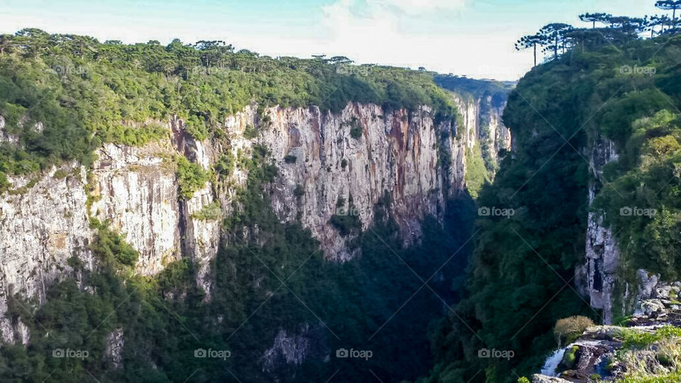 Itaimbezinho Canyon: Brazilian canyon between the states of Rio Grande do Sul and Santa Catarina, about 170 km from Porto Alegre. It is part of the Aparados da Serra National Park.