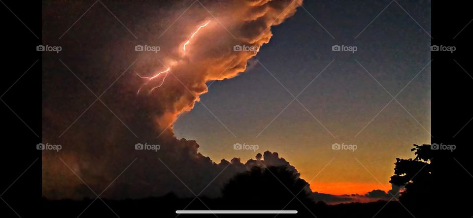 Developing Midwest thunderstorm 