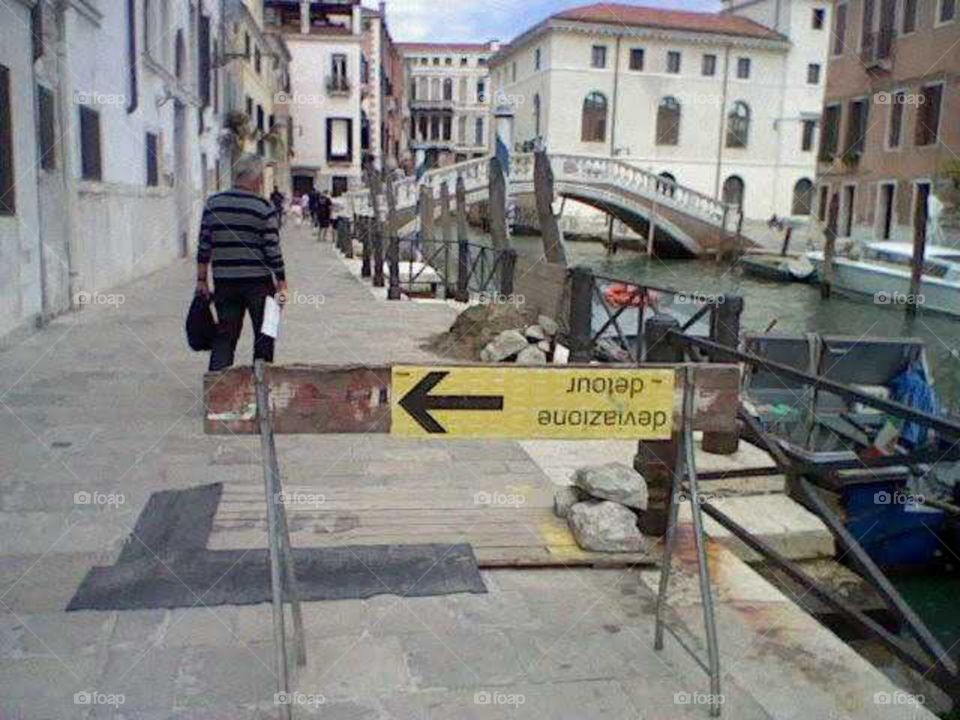 auf den Spuren Venedig, abseits des Tourismus,lustig das Straßenschild ,man kann nicht in die andere Richtung