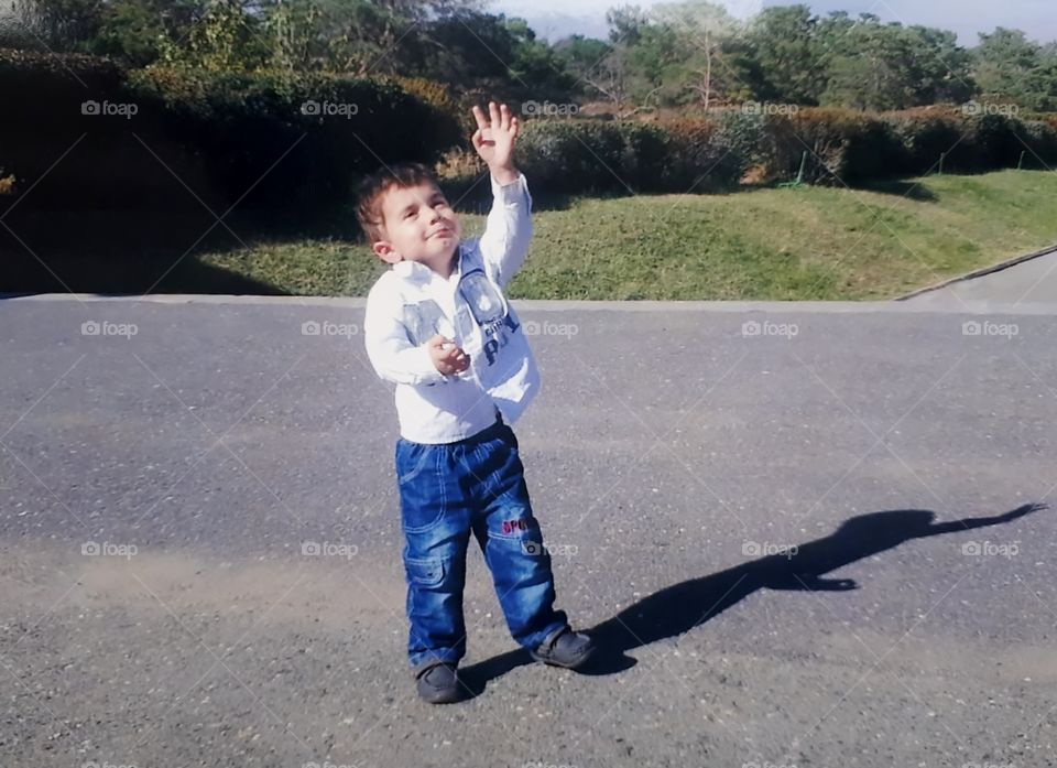 The child looks at the sky