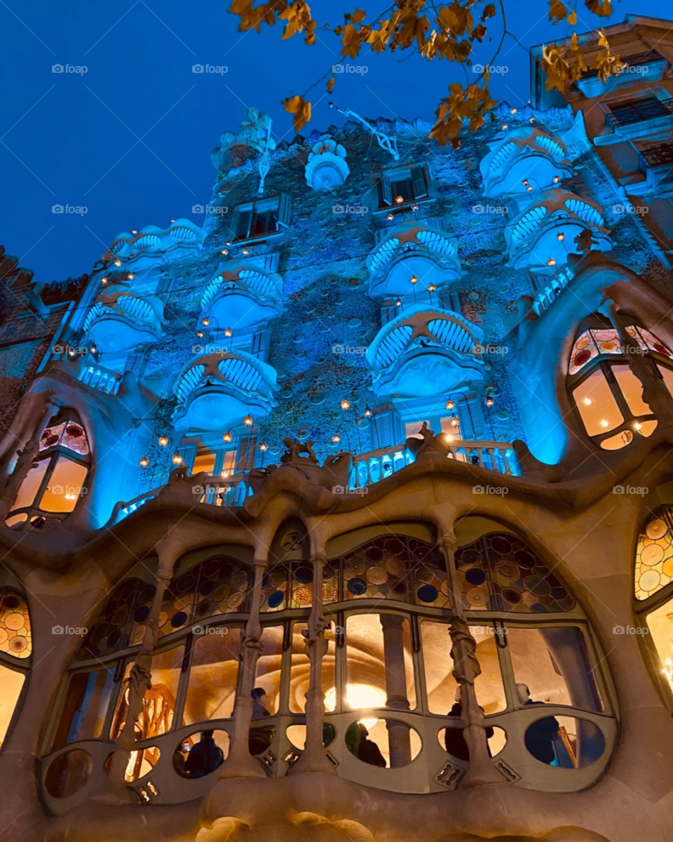 Casa Batlló, a masterpiece by Gaudí, is a riot of shapes and colors that transports the observer into a world of fantasy and innovation, where art and architecture blend in perfect harmony.