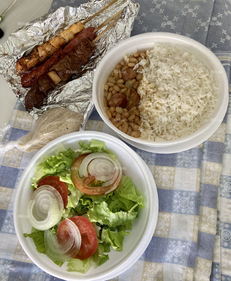 Ajude!
A Paróquia NSra da Conceição (Matriz de Bragança Paulista) vende, a fim de angariar recursos para obras sociais, um almoço delicioso por apenas R$ 25,00.
Marmita grande, com arroz, feijão, salada, espetos de carne, linguiça e frango.