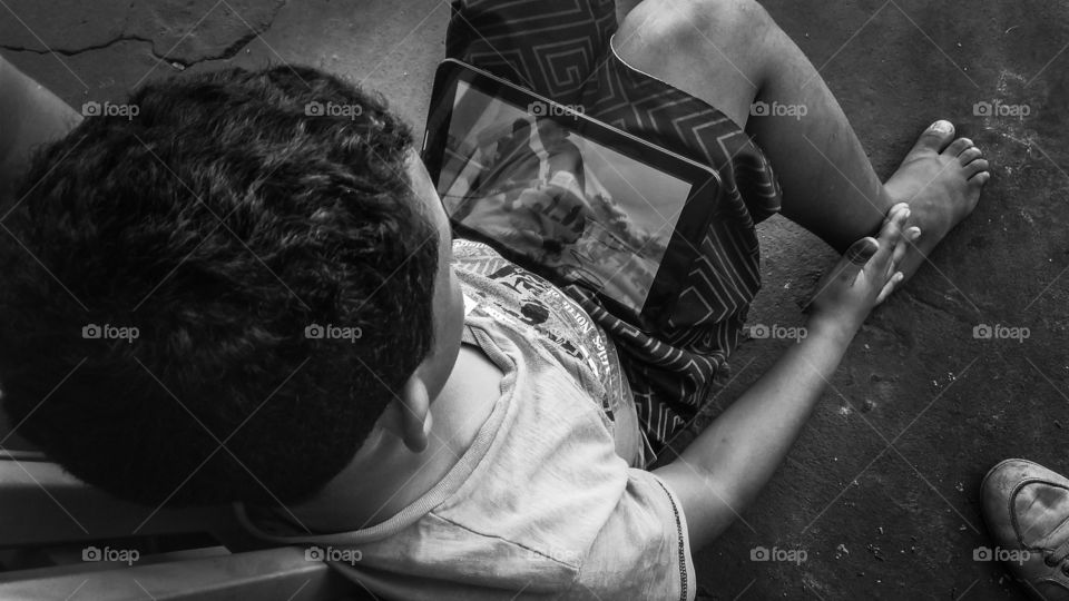 Criança com tablet.