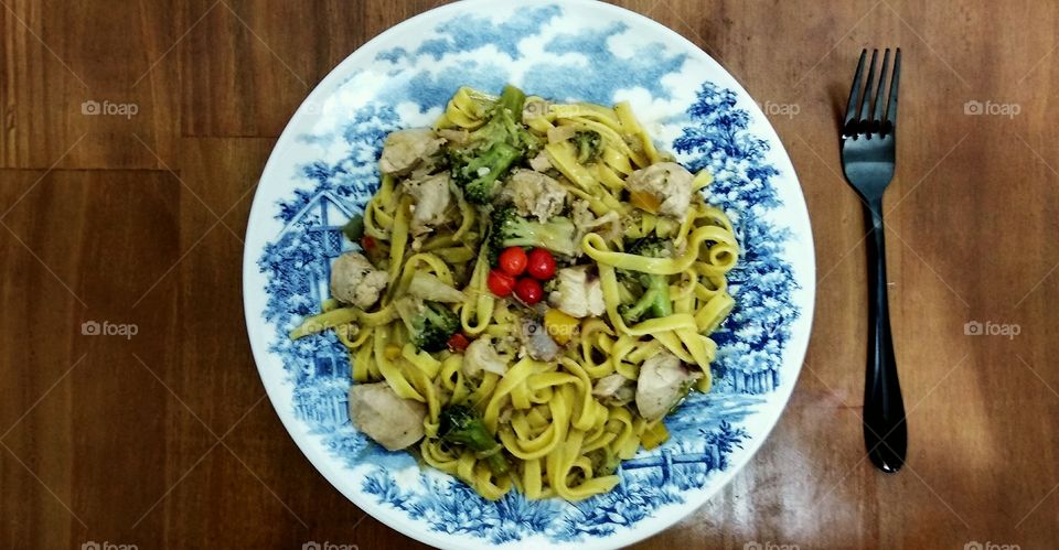 Pasta with chicken and broccoli