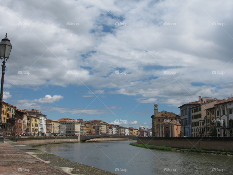 Rio Arno en Pisa, Italia