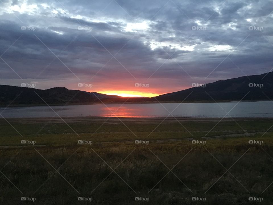 Sunrise over the lake in Navajo State park, 