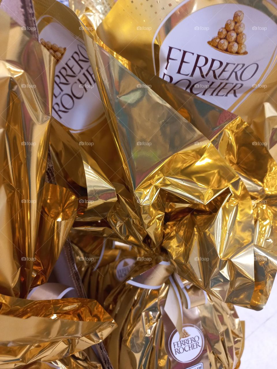 O chocolate.  O chocolate é um slimento feito com base na amêndoa  fermentada e torrada do cacau. Sua origem remota às civilizações  pré-colombianas da  América Central.  A partir dos Descobrimentos, foi levado para a Europa, onde se popularizou...