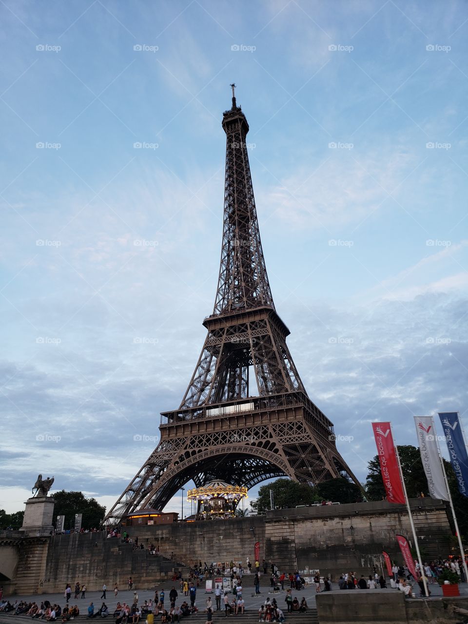 la vida vespertina alrededor de la torre Eiffel
