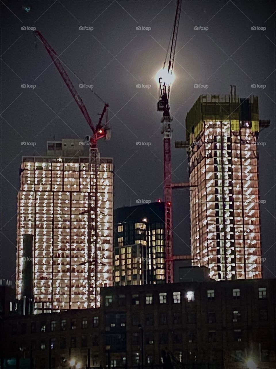 „Newtown Creek“ by the „Pulaski Bridge“ in „Long Island City“, Queens, NY provides truly magical views especially at night when the surrounding high rise buildings sparkle due to their nighttime illumination. 2022. Hypnotic Productions