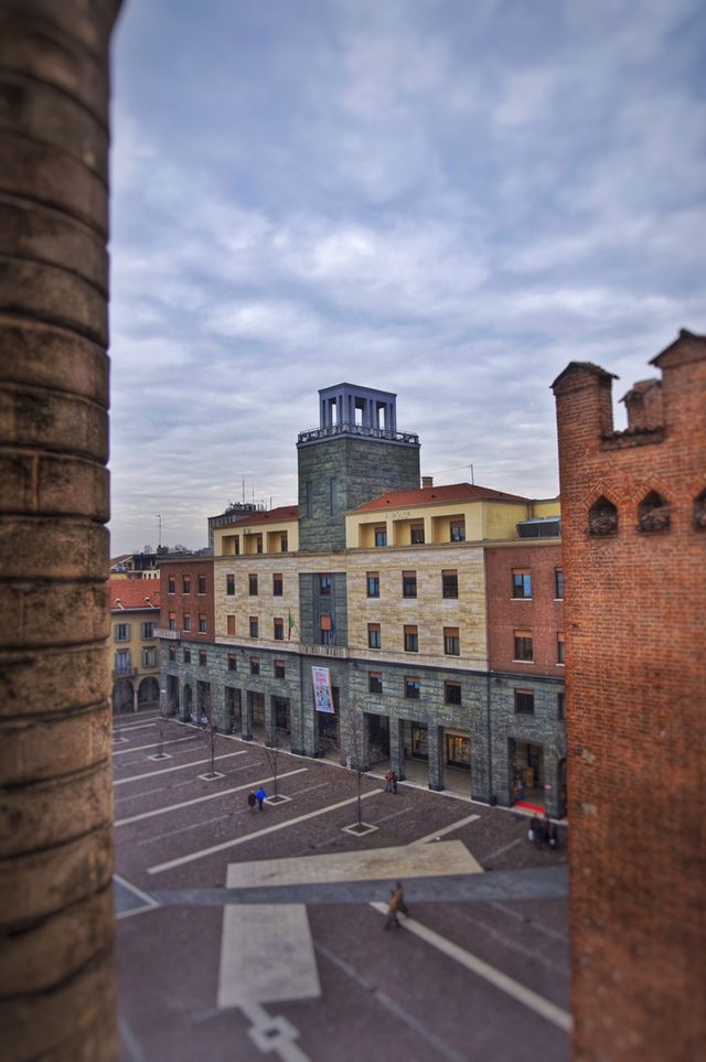 Piazza Stradivari Chambervof Comnerce building
