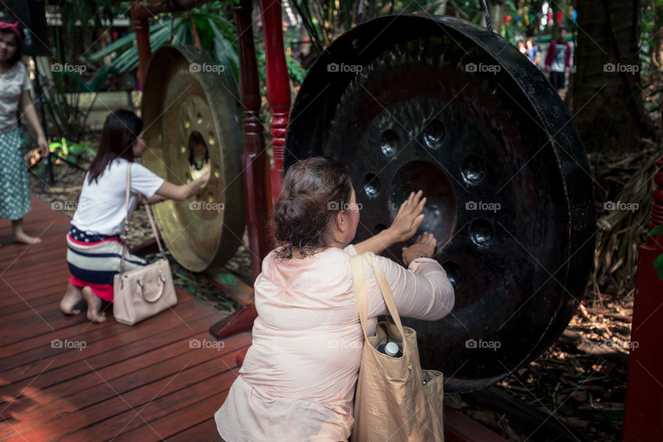 Woman touch the gong