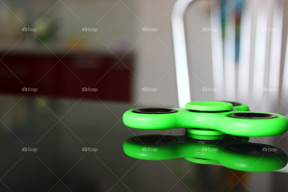 spinner with reflection