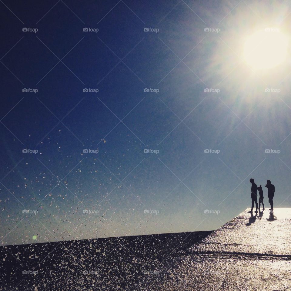 Silhouettes at the sea 