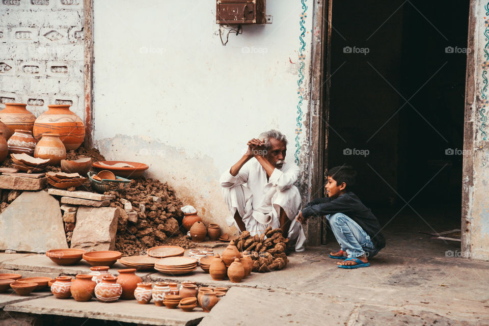 An elderly man talks to a young boy in Jaipur, India.