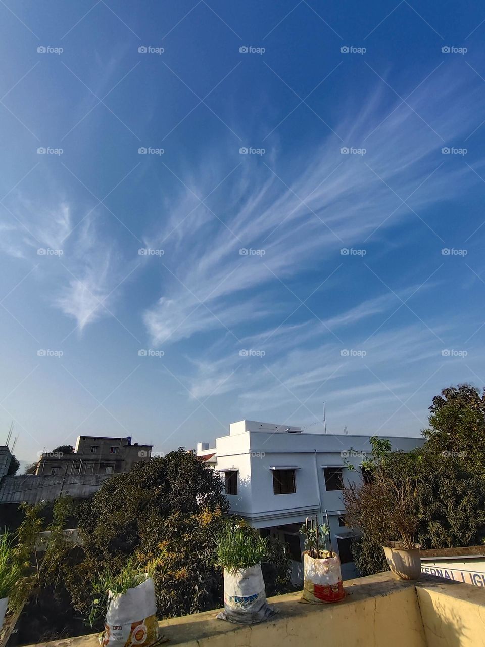 sky view with different patterns of cloud