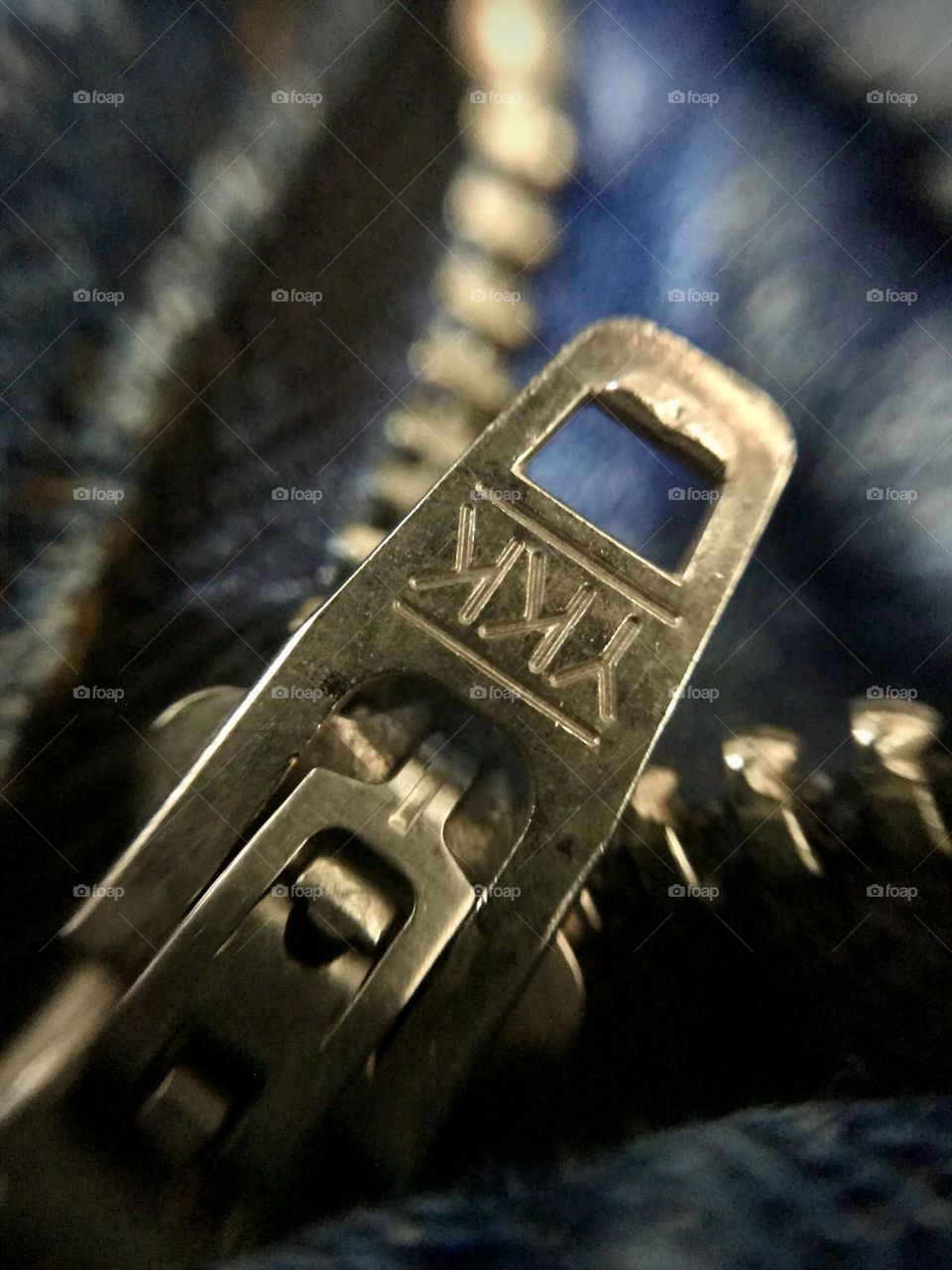 zipper in macro look