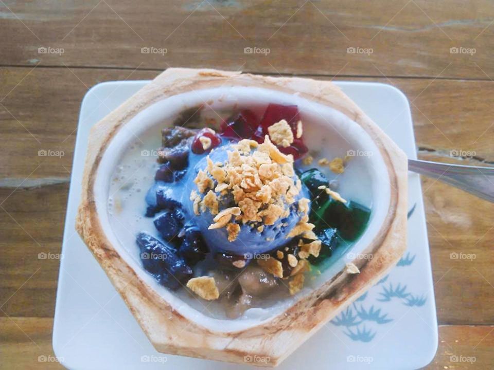 Halo halo is a Filipino shaved ice sundae mixed with lots of delicious ingredients.
