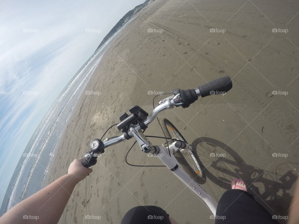 Bike ride on the beach 💖🕶☀️🌊🚴🏻